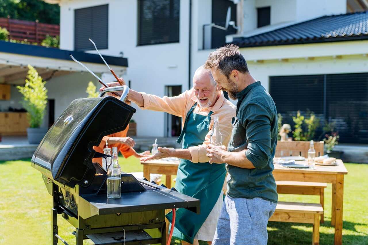 mężczyźni przy grillu