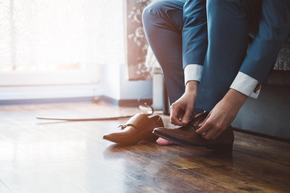 mężczyzna zakładający buty