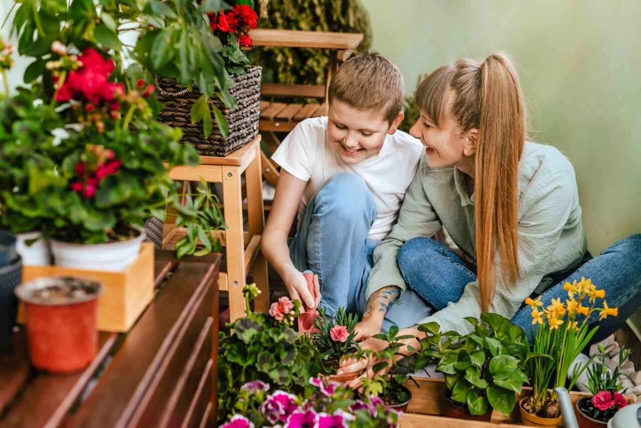 mama i syn dbający o rośliny na balkonie