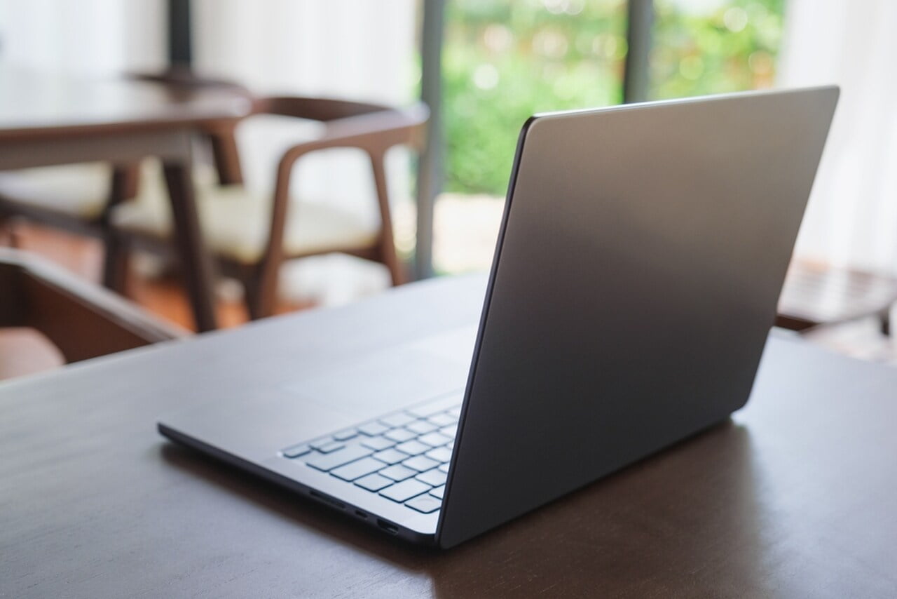 laptop leżący na stole