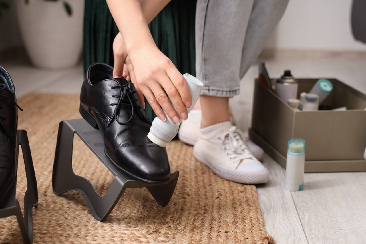 kobieta pielęgnująca skórzane buty