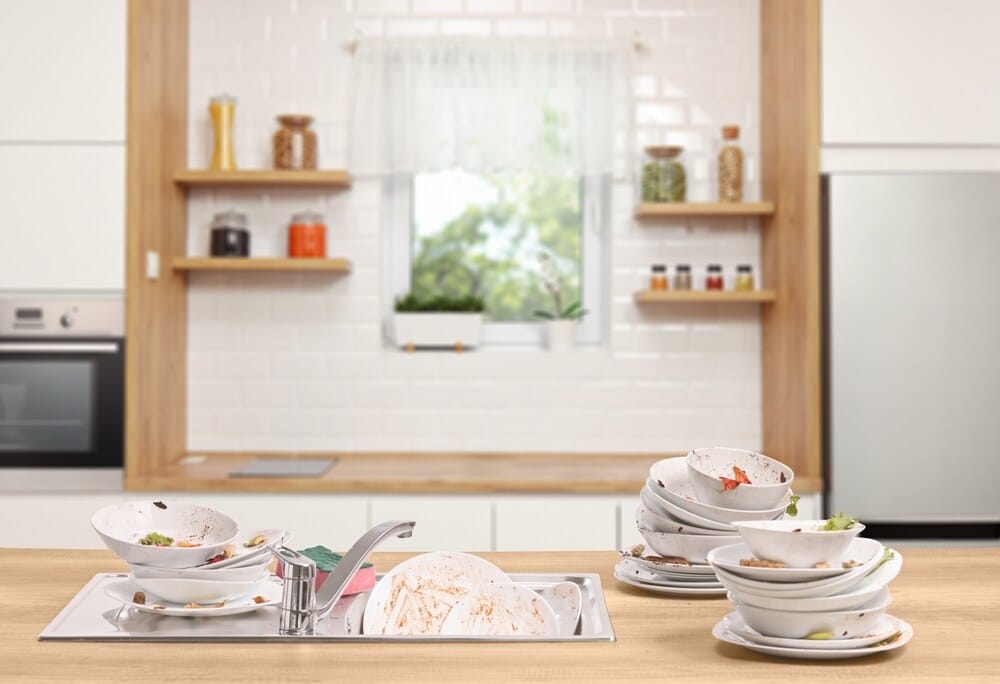 brudne naczynia w zlewie